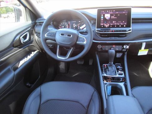 New 2026 Jeep Compass Latitude image 12