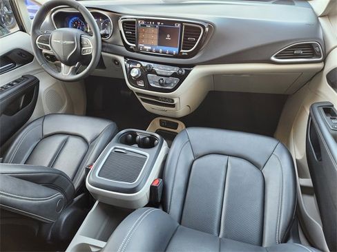 Certified 2024 Chrysler Pacifica Touring-L image 23