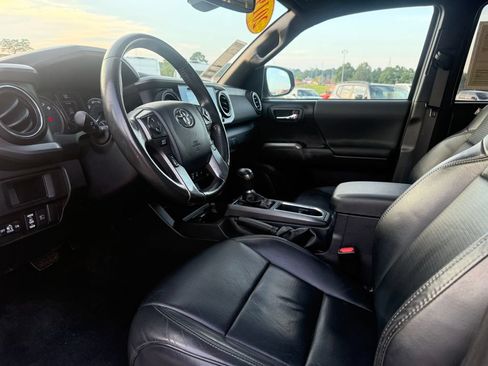 Used 2019 Toyota Tacoma TRD Sport w/ TRD Premium Sport Package AWD/4WD image 4