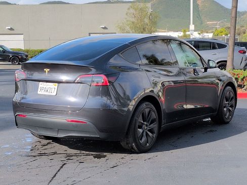 Used 2024 Tesla Model Y 2WD image 10