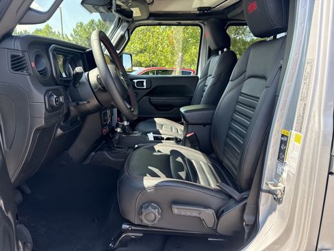 Used 2024 Jeep Gladiator Rubicon w/ Technology Group AWD/4WD image 9