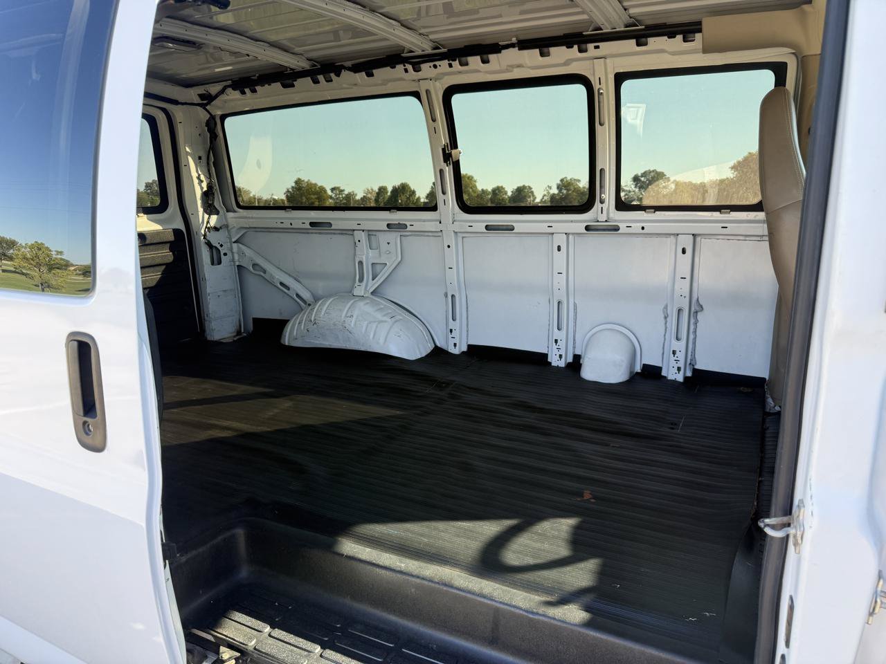 Used 2006 Chevrolet Express 3500 w/ Power and Light Package RWD image 20