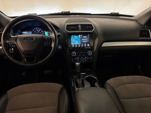 Used 2017 Ford Explorer XLT w/ Equipment Group 202A AWD/4WD image 16