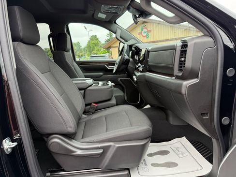 Used 2025 GMC Sierra 2500 SLE image 11