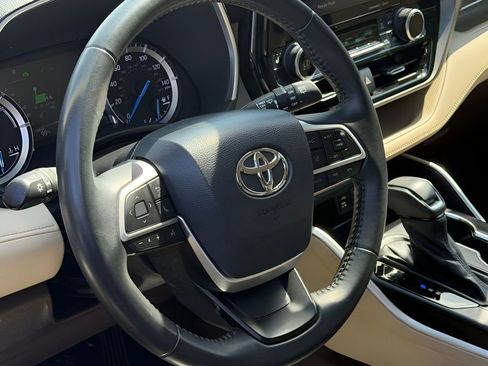 Used 2022 Toyota Highlander XLE AWD/4WD image 15