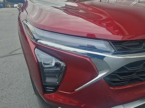 Used 2025 Chevrolet Trax LT w/ LT Convenience Package image 7