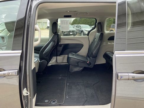 Used 2023 Chrysler Pacifica Touring-L FWD image 29