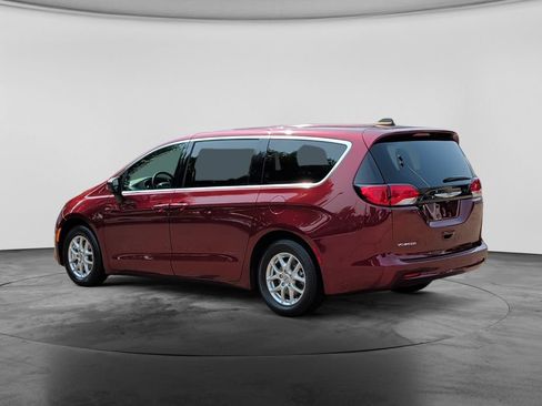 Used 2023 Chrysler Voyager LX FWD image 5