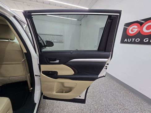 Used 2015 Toyota Highlander XLE FWD image 29