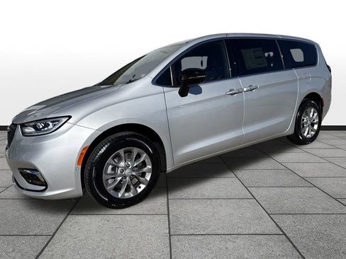 New 2026 Chrysler Pacifica Select image 1