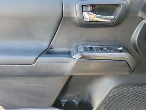 Used 2018 Toyota Tacoma TRD Sport image 14