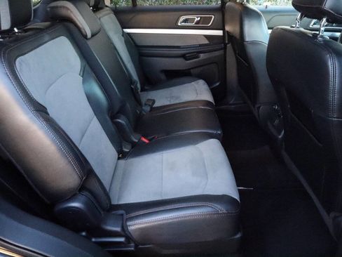 Used 2017 Ford Explorer XLT image 10