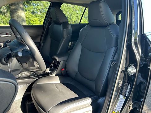 Certified 2023 Toyota Corolla Cross XLE w/ Convenience Package FWD image 15