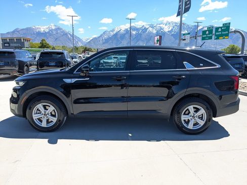 Used 2022 Kia Sorento LX AWD/4WD image 2