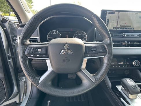 Used 2025 Mitsubishi Outlander ES image 14
