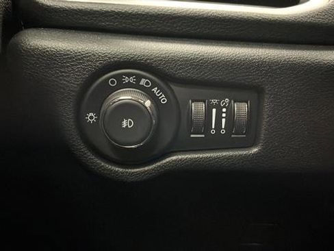 Used 2026 Chrysler Pacifica Select FWD image 32
