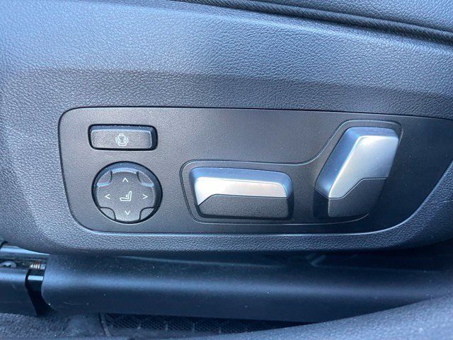 Used 2020 BMW 330i xDrive Sedan w/ M Sport Package AWD/4WD image 10
