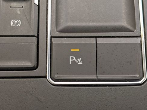 Used 2021 Volkswagen Atlas Cross Sport SE w/ Panoramic Sunroof Package image 29