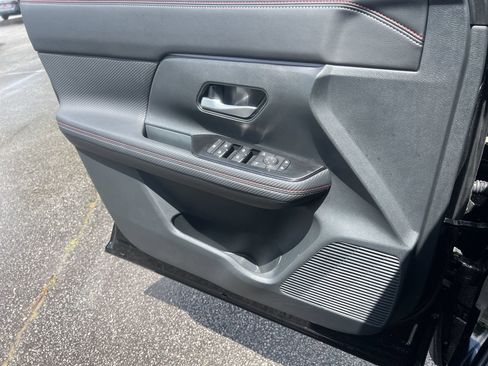 Used 2025 Nissan Kicks SR FWD image 13