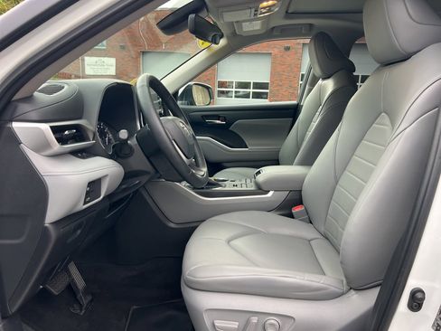 Used 2022 Toyota Highlander XLE image 13