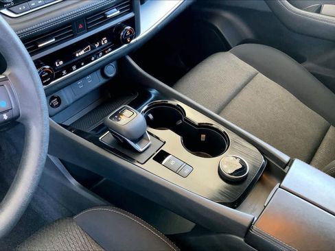 Used 2024 Nissan Rogue SV image 17