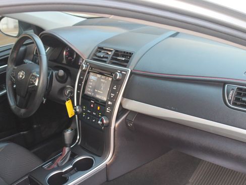 Used 2017 Toyota Camry SE w/ Moonroof Package FWD image 20