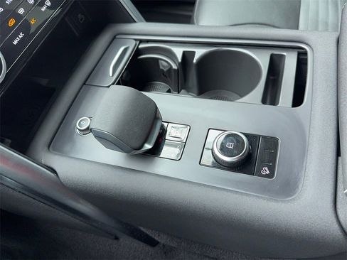 Used 2023 Land Rover Discovery Metropolitan Edition image 34