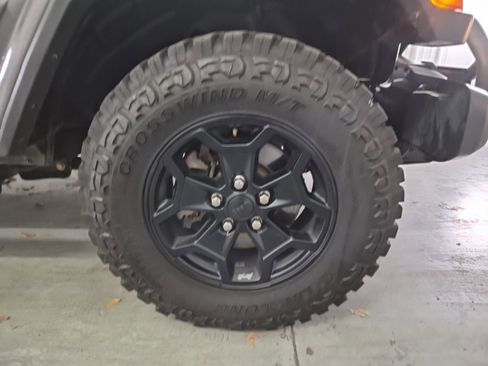 Used 2021 Jeep Gladiator Willys image 10