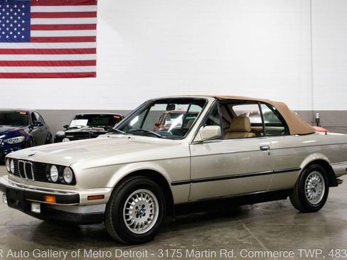 Used 1989 BMW 325i Convertible RWD image 3