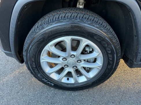 Certified 2021 Jeep Grand Cherokee Laredo image 12