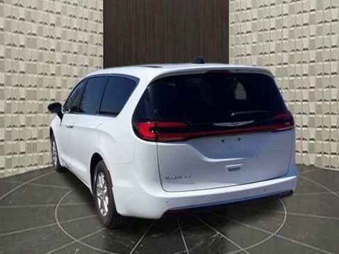Certified 2025 Chrysler Pacifica Select FWD image 7