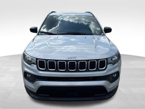 Used 2025 Jeep Compass Latitude AWD/4WD image 2