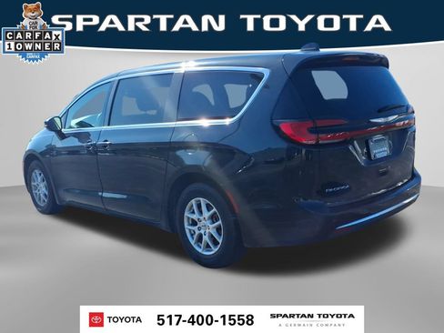 Used 2023 Chrysler Pacifica Touring-L FWD image 9