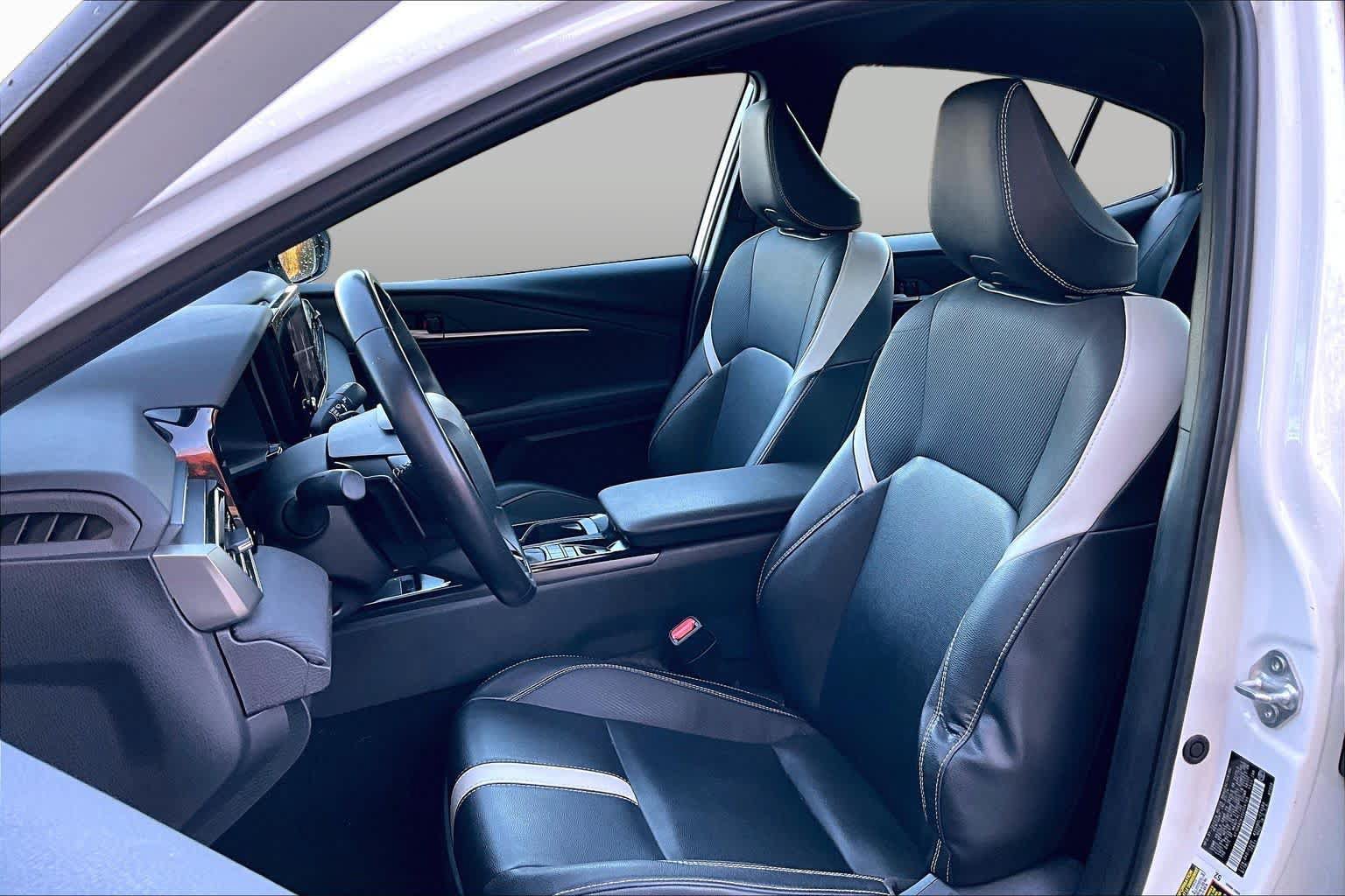 Used 2025 Toyota Camry SE FWD image 9