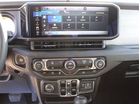 Used 2024 Jeep Gladiator Sport image 17