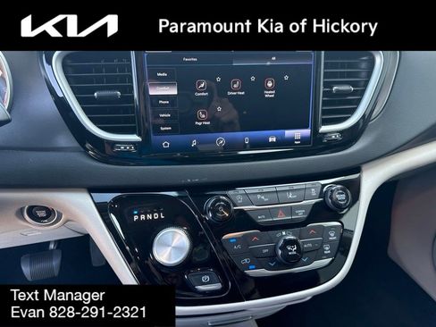 Used 2024 Chrysler Pacifica Touring-L FWD image 24