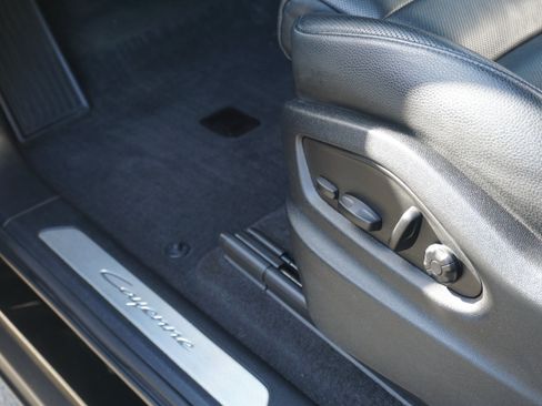 Certified 2024 Porsche Cayenne AWD/4WD image 6