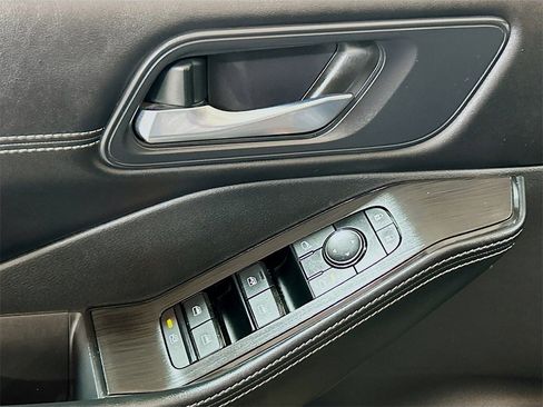 Used 2023 Nissan Rogue SV w/ SV Premium B Package image 15