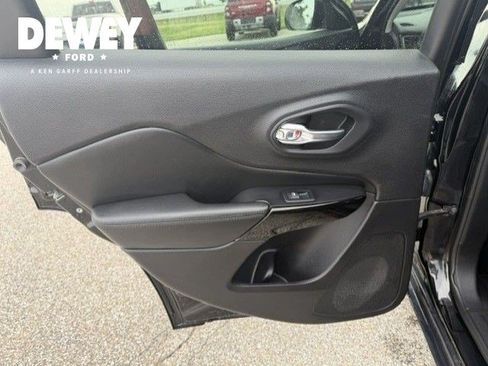 Used 2021 Jeep Cherokee Latitude Plus AWD/4WD image 23