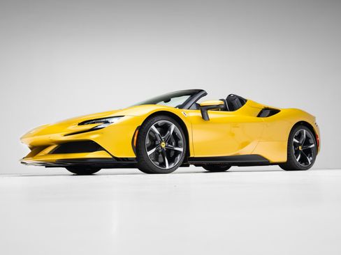 Used 2023 Ferrari SF90 Spider image 8