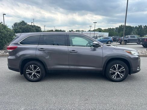 Used 2019 Toyota Highlander LE AWD/4WD image 2