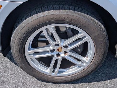 Used 2024 Porsche Macan AWD/4WD image 10
