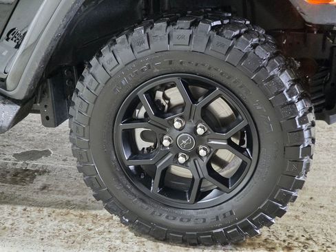 Certified 2025 Jeep Gladiator High Tide image 14