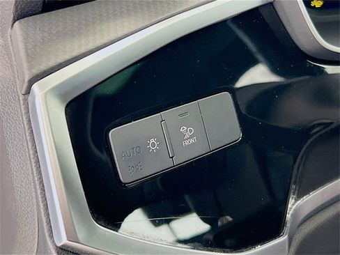 Used 2025 Audi Q3 2.0T Premium image 17