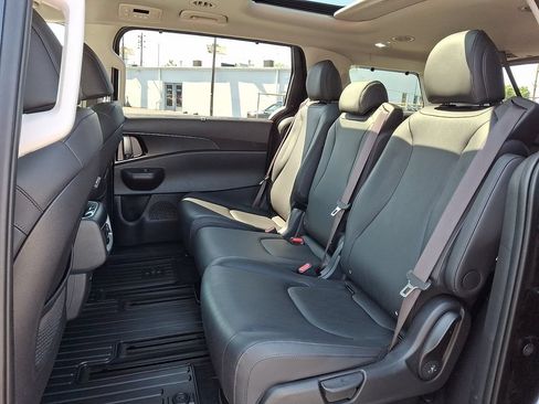 Used 2025 Kia Carnival SX w/ SX Dark Edition Package FWD image 14