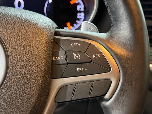 Used 2017 Jeep Grand Cherokee Altitude RWD image 13