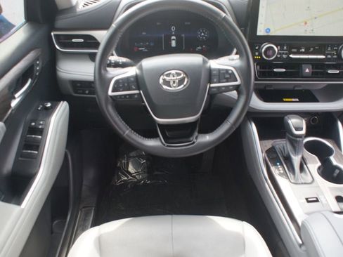 Used 2023 Toyota Highlander Limited FWD image 5