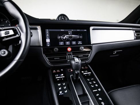 Certified 2026 Porsche Macan AWD/4WD image 19