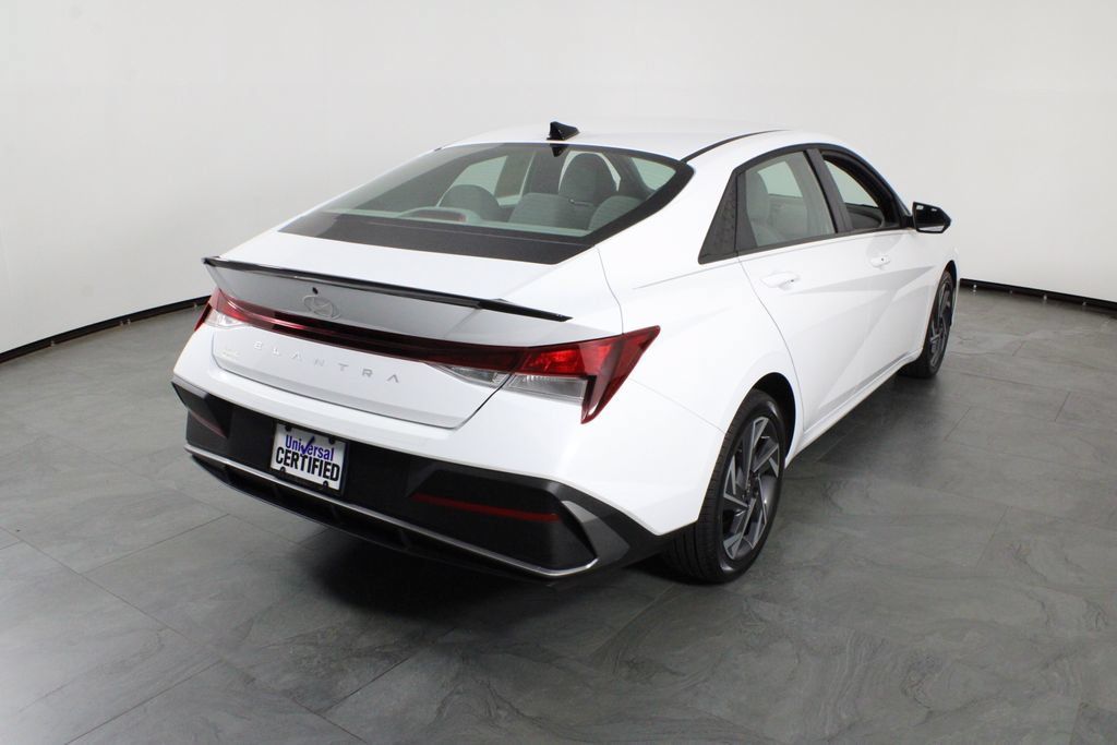 Certified 2025 Hyundai Elantra Sport FWD image 4