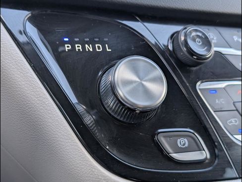 Used 2024 Chrysler Pacifica Touring-L FWD image 15